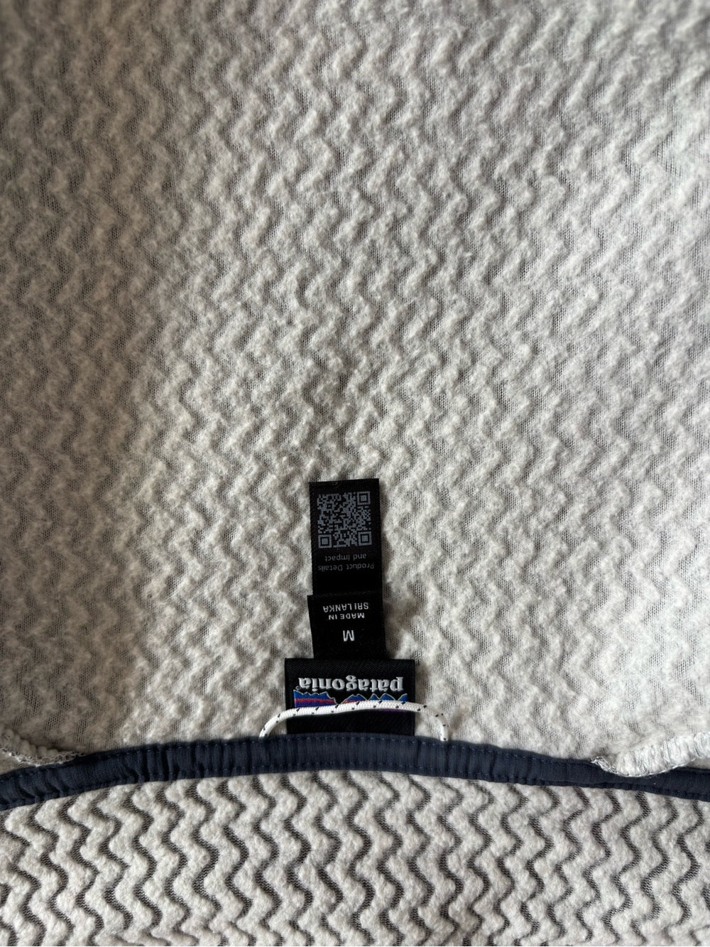 Patagonia Women’s Cream and Slate/Navy Patterned Full-Zip Teddy Jacket - Picture 7 of 10